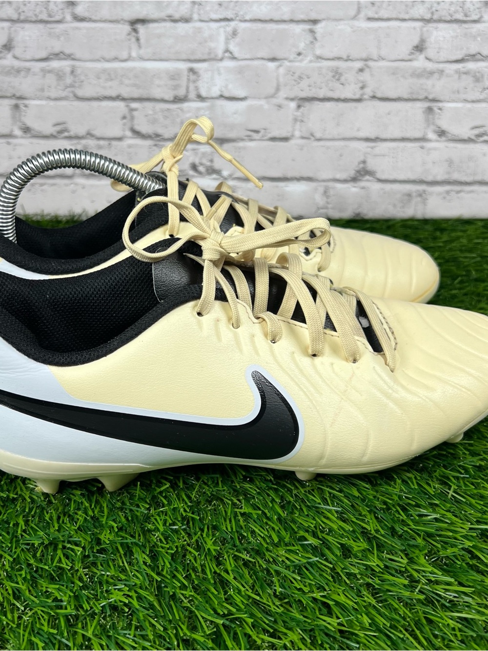 Nike Tempo Legend 10 Club Fg/MG Soccer Cleats Lemonade Men’s 7 Women’s 8.5
